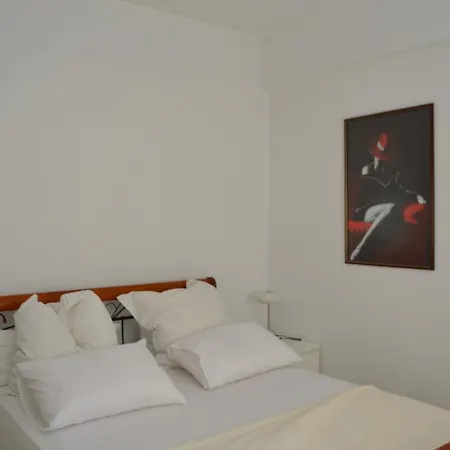 公寓 Jeni Apartment *
